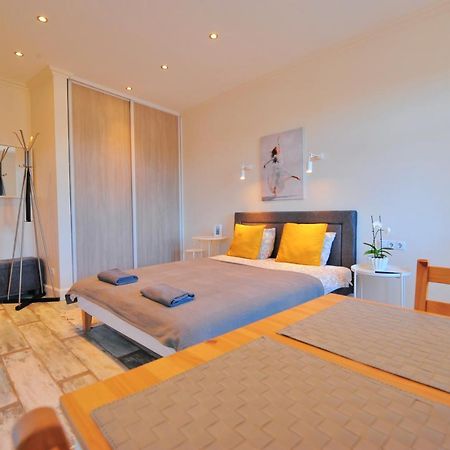 Gertrudes Residence Stay In Light-Filled Studio Apartment In Central Riga Bagian luar foto